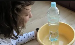 Eksperymenty z wodą dla dzieci: 7+ prostych pomysłów na naukę!