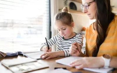Edukacja domowa: Jak legalnie uczyć dziecko w domu? Kompletny poradnik