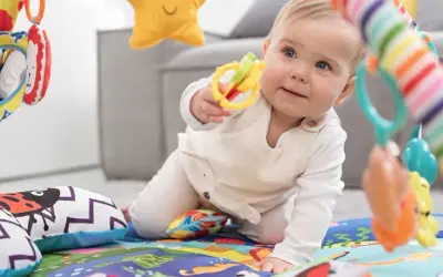Mata edukacyjna dla niemowlaka: Kiedy zacząć i jak wybrać idealną?
