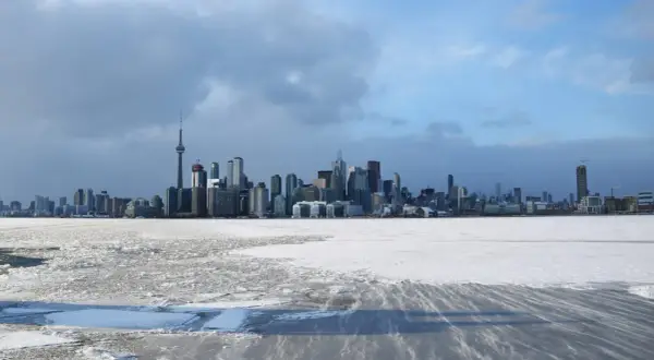 Klimat Toronto: Co kształtuje zaskakującą pogodę w mieście?