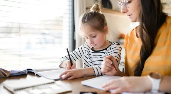 Edukacja domowa: Jak legalnie uczyć dziecko w domu? Kompletny poradnik