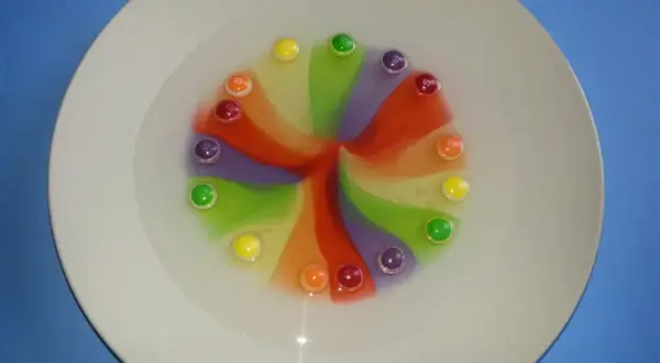 Jak zrobić tęczę ze Skittles? Prosty eksperyment, który zachwyci dzieci!