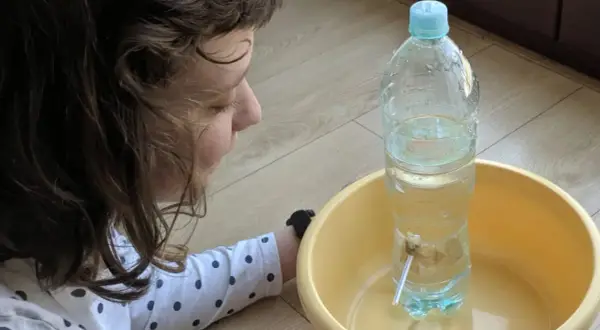 Eksperymenty z wodą dla dzieci: 7+ prostych pomysłów na naukę!