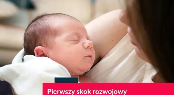 Śpiące niemowlę w ramionach matki, z napisem "Pierwszy skok rozwojowy".