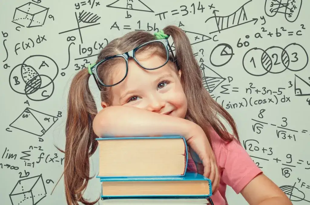 osoba ucząca się matematyki z uśmiechem